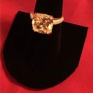 Beautiful Ring bright Yellow stone.